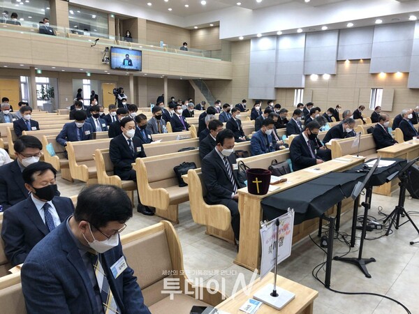 예장고신 대구동부노회 137회 정기노회에 참석한 회원들이 기도했다.