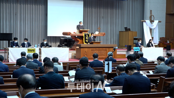 순천남노회 회의를 진행하고 있는 모습. 서기 김승진 목사가 발언하고 있다.
