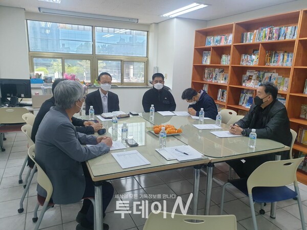 CTS제주방송 서귀포시운영위원회 임원들이 정기 임원회에서 안건을 논의하고 있다.