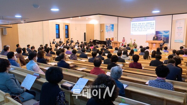 마산회원교회에서 '원로장로 추대 권사은퇴와 임직 감사예배'를 드리고 있다.