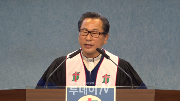 박귀환 목사가 개회예배에서 말씀을 전하고 있다.