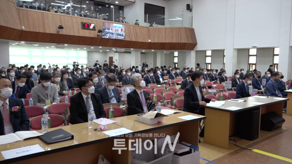 천안아산노회 정기노회에 참여한 회원들