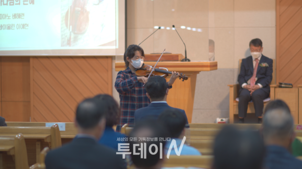 장로 임직을 축하하기 위해 이예연 자매(창원 작은빛교회)가 바이올린을 연주하고 있다.