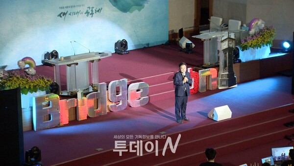 포항제일교회 공연 예배 ‘브릿지 온, 너 때는 말이야!’에서 말씀을 전하는 박영호 담임목사