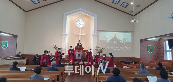 조수교회 찬양대가 '김정기 목사 은퇴 감사예배'에서 특별찬양을 하고 있다.