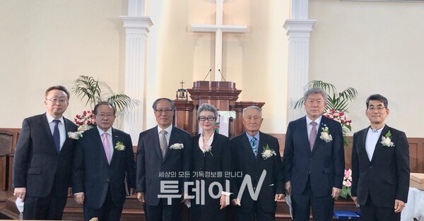조수교회 김정기 목사(사진 왼쪽에서 세번째) 은퇴감사예배에 참석한 예장통합 제주노회 임원들.
