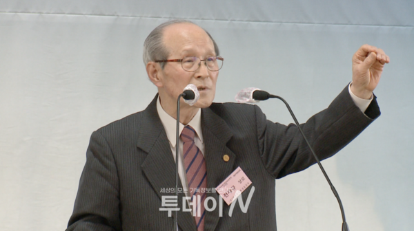 대한민국 역사문화운동본부 전재규 이사장이 '근대 문화 벨트 조성'에 대해 제안하고 있는 모습