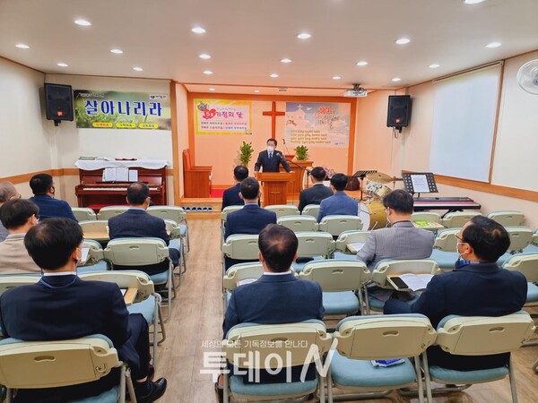 제주시기독교연합회는 6일 화북서광교회에서 5월 순회 기도회를 개최했다.