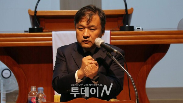 포항제일교회 박영호 담임목사가 '대반전의 밤' 리바이벌 목요집회에서 말씀을 전하고 있다.
