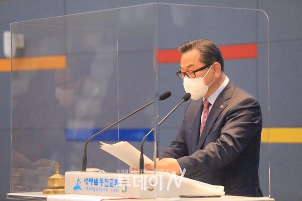 박귀환 목사(생명샘동천교회)가 총회를 진행하고 있다.