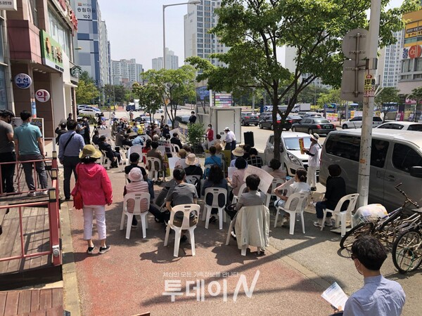 200여 명의 시민이 모인 가운데 대전 유성구 이상민 의원 사무실 앞에서 기자회견이 진행되고 있다.