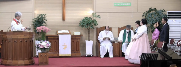 보목교회 김인수 목사(사진 왼쪽)가 임직서약을 인도하고 있다.@출처=보목교회 유튜브 채널