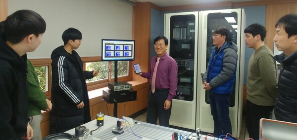 신입직원들과 IoT실습을 하고 있는 김재영 교수. (코로나 이전 사진) @출처=김재영 교수