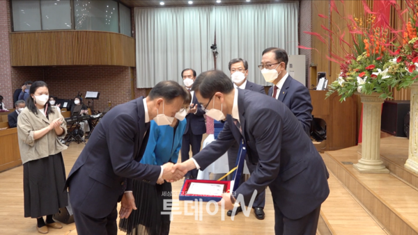 대전삼성성결교회 이정수 장로와 유금자 권사가 오정무 회장으로부터 좋은 가정상을 수상하고 있다.