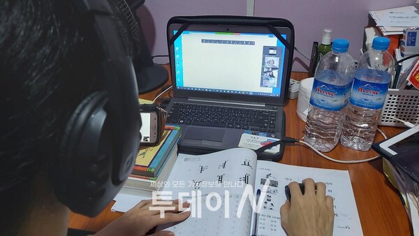 전준웅 선교사는 현지인을 대상으로 온라인을 통해 한글을 가르치고 있다.