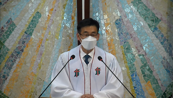 평안교회 조문완 목사가 위임 감사 인사를 전하고 있다. @출처=평안교회 유튜브