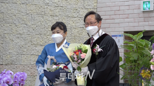 배방중앙교회 성도들이 김병완 담임목사에게 감사의 마음을 전달했다.