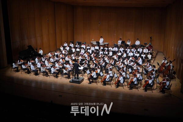 CTS울산방송 청소년오케스트라가 정기 연주회 공연을 펼치고 있다(2019년)