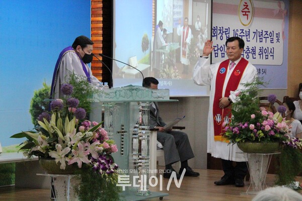 목포노회장 조기흠 목사가 박충현 담임목사에게 서약을 받고 있다.