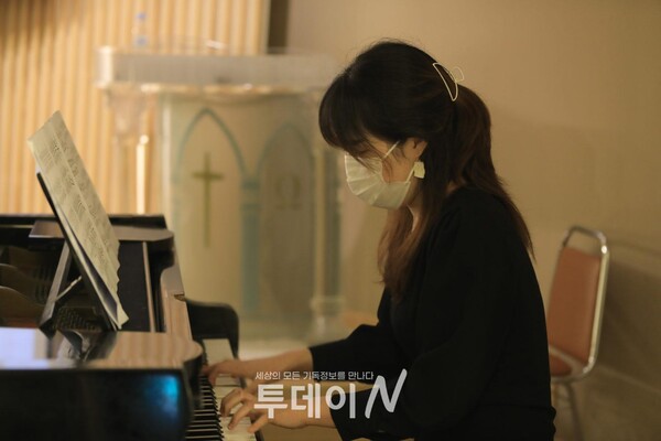신혜원 청년이 피아노로 콘서트에 참여했다.