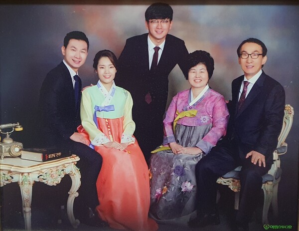 김선옥 목사의 가족. (왼쪽부터) 큰아들 부부, 작은아들, 김선옥 목사, 남편 김정철 목사 @출처=김선옥 목사