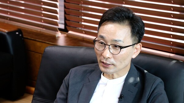 포항중앙침례교회 김중식 담임목사가 투데이N과 인터뷰 하고 있다.