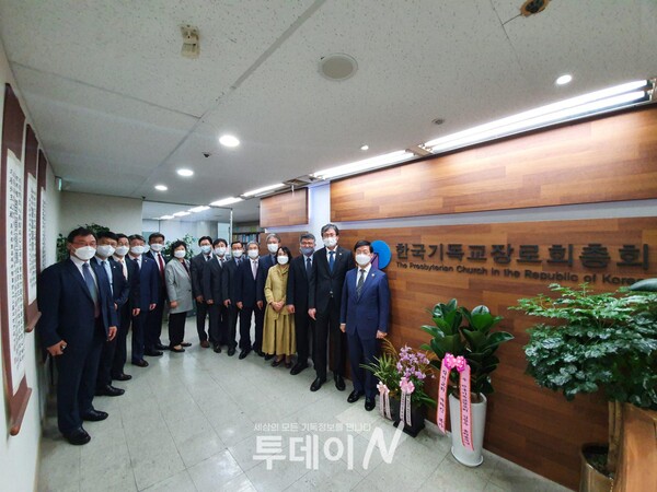 한국기독교장로회 총회 사무실에서 신구임원간담회를 하는 총회 임원들