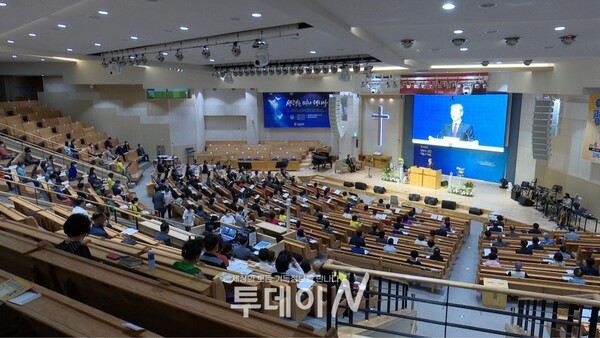 김해제일교회에서 평신도연합부흥성회를 진행하고 있다.