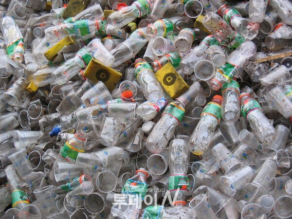 현재 연간 2천400만~3천400만t의 플라스틱 쓰레기가 수중 생태계로 흘러든다.@출처=byron mctaggart