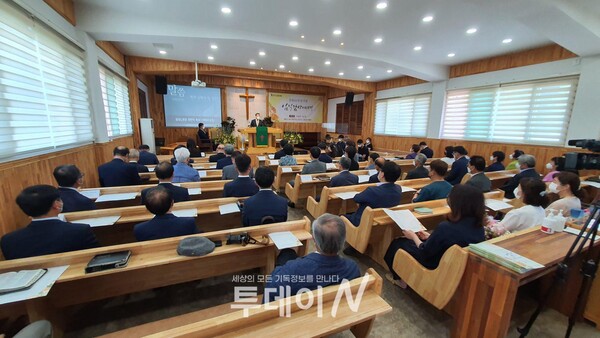 임직예배가 진행되고 있는 김천 신촌교회 예배당