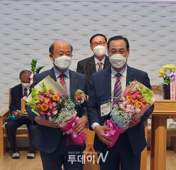 신구 임원교체 시간에 꽃다발을 받고 있는 신임회장 김광현 목사(왼쪽), 직전회장 윤태현 목사(오른쪽)