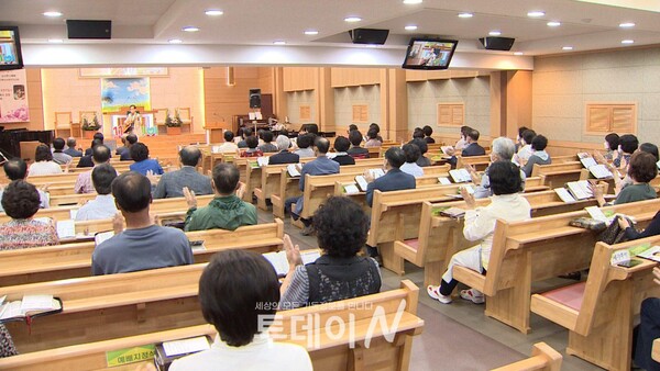 포항동일교회가 27일(주일), 119데이 초청 주일의 일환으로 '김동국 목사 초청 찬양 축제'를 개최했다.