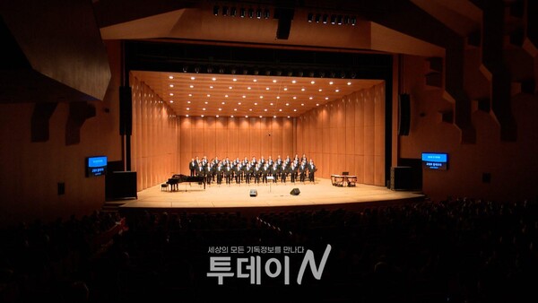 경남장로합창단 창단 34주년 기념 제25회 정기연주회가 성산아트홀 대극장에서 개최됐다.