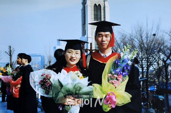 2001년 한철희 목사 부부 대학원 졸업사진