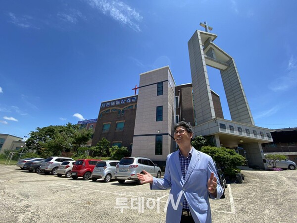 인터뷰 후 교회 앞에서 사진을 찍는 한철희 목사
