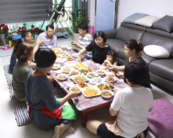 순천강남중앙교회 '가와사키목장'. 목장모임은 다함께 모여 식사를 하면서 시작된다. (코로나 이전 모습)