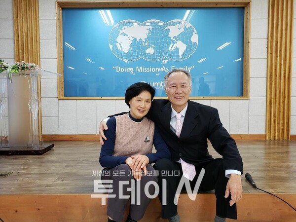 아내 김진순 선교사와 함께 사진을 찍고 있는 故 박창성 선교사