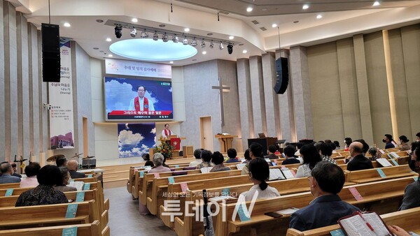 제주동부교회는 4일 ‘원로장로·원로권사 추대 및 시무권사 임직예배’를 개최했다.