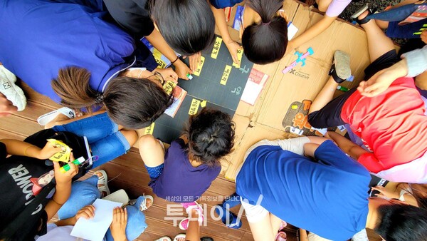 3일 제주행원교회 아동부 여름성경학교에 참여한 아이들이 성경빙고 게임에 참여하고 있다.