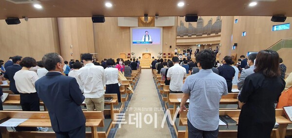 광주남문교회가 50주년을 맞이하여 입당 감사예배를 드리고 있다.