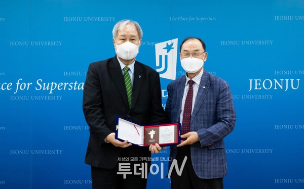 전주대학교 이호인 총장(왼쪽)과 CTS기독교TV 호남본부 김영만 본부장(오른쪽)