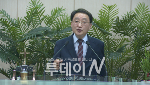 김영길 목사가 강의를 진행하고 있다.