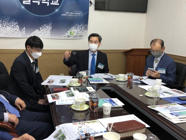 CTS강원방송 김미열 이사장이 회의를 진행하고 있다.