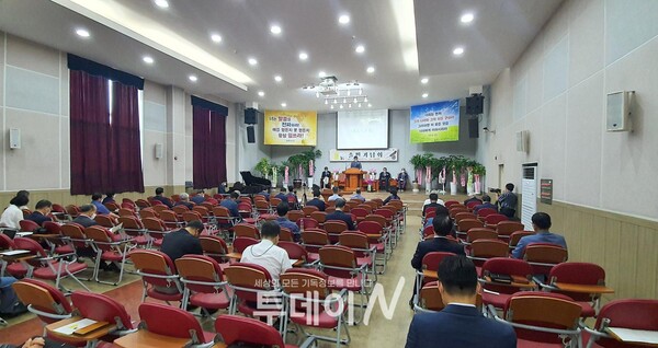 인천초원교회에서 열린 송상석 목사 인물기와 류윤욱 목사 회고록 출판기념회 현장