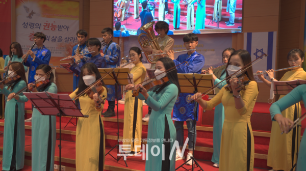 찬송가를 연주하고 있는 베트남 신학생들