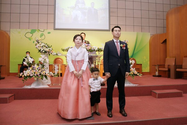 김승민 목사 부부와 자녀가 인사를 드리고 있다.(@출처=울산성광교회)