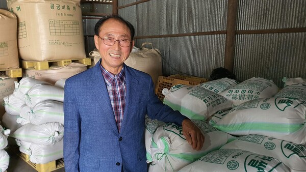 수매한 벼와 도정된 쌀들이 비축되어 있는 화지정미소 미곡창고 앞에서