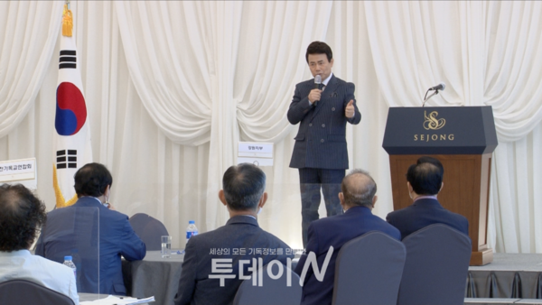 한국교회회복운동본부 총재 윤호균 목사가 연합성회의 취지를 설명하고 있다.