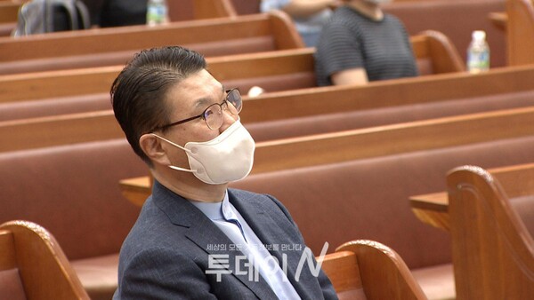 포항장성교회 박석진 담임목사가 간증을 경청하고 있다.