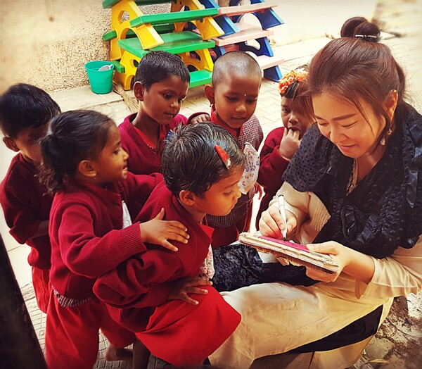 인도 방갈로 지역에서 아이들과 함께했던 문화 선교 사역 @출처=우연이 작가